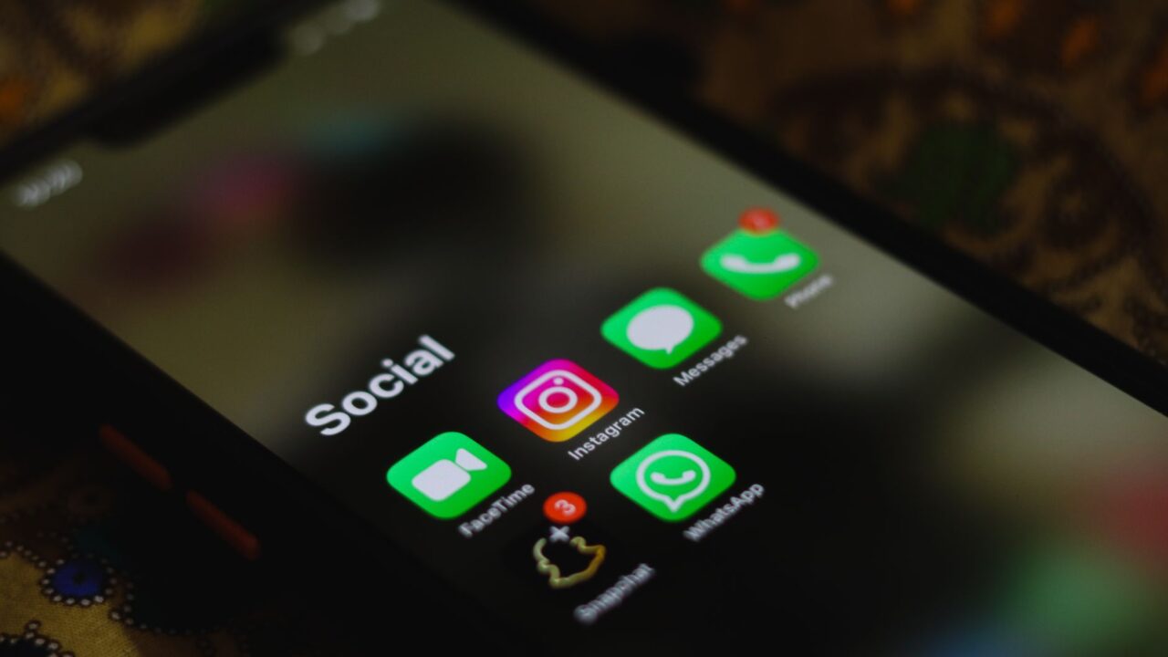 Réseaux sociaux et visa J-1 : la checklist avant votre demande en 2026